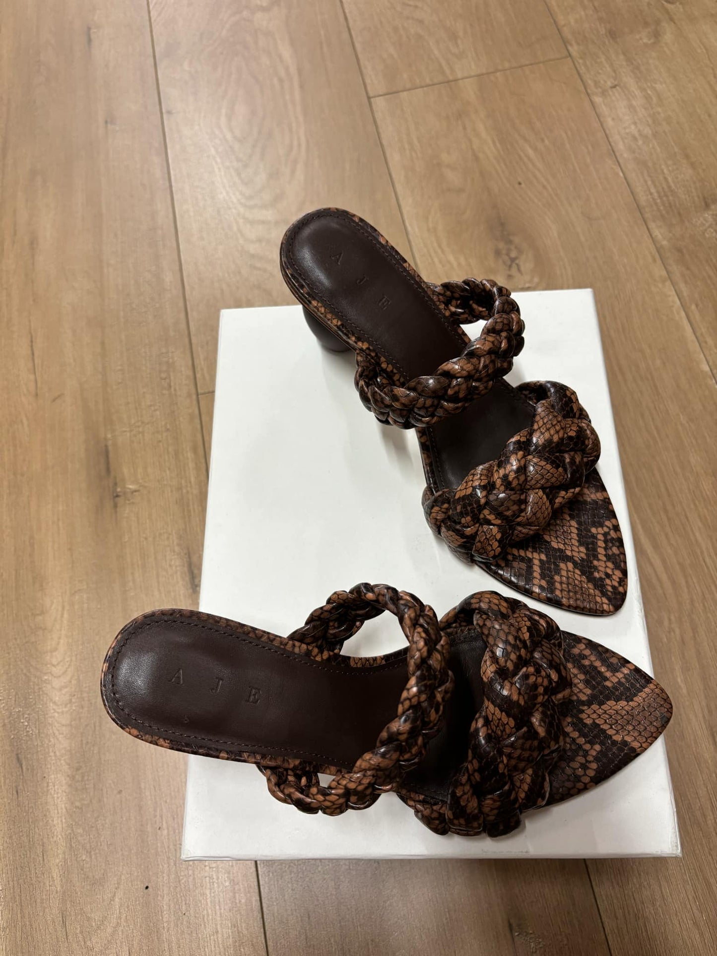 Stone woven heels 39